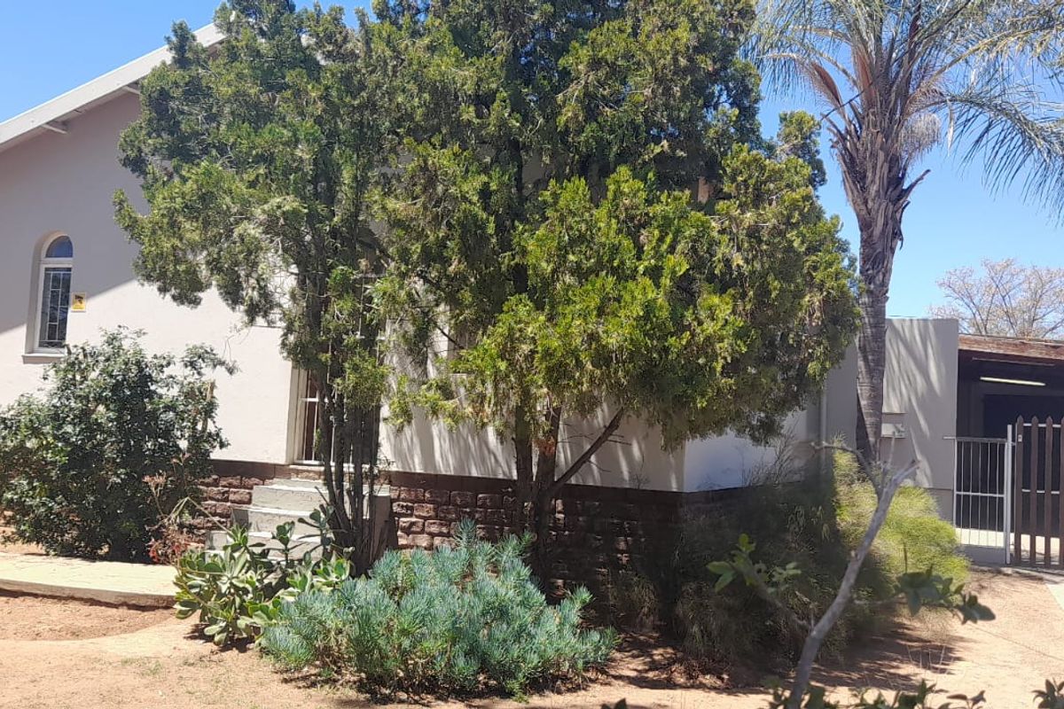 Perfect Located in Oudtshoorn North Family Home Well Priced - Photo 2
