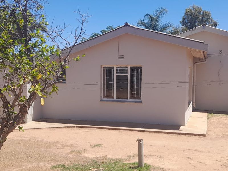 Perfect Located in Oudtshoorn North Family Home Well Priced - Photo 10