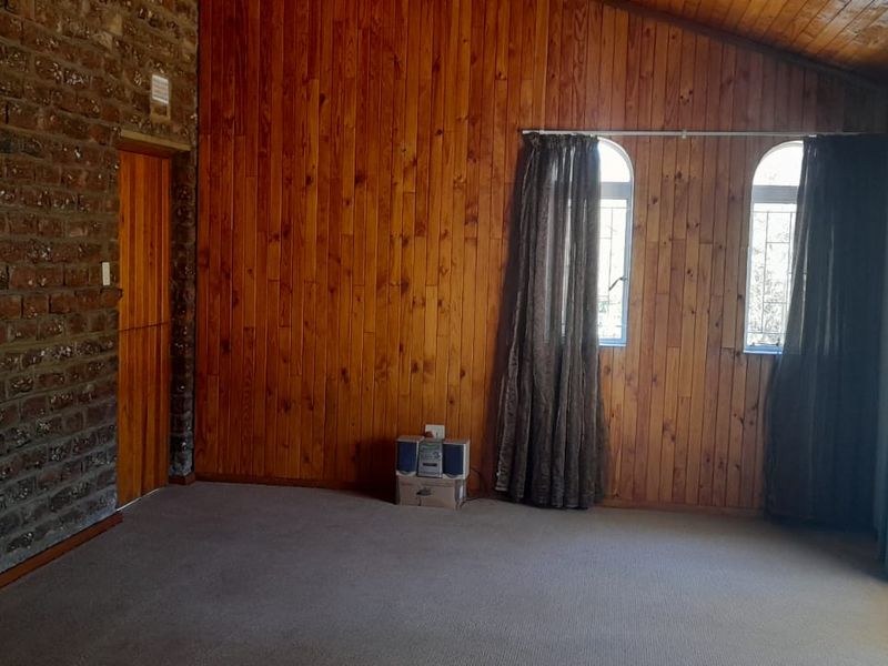 Perfect Located in Oudtshoorn North Family Home Well Priced - Photo 9