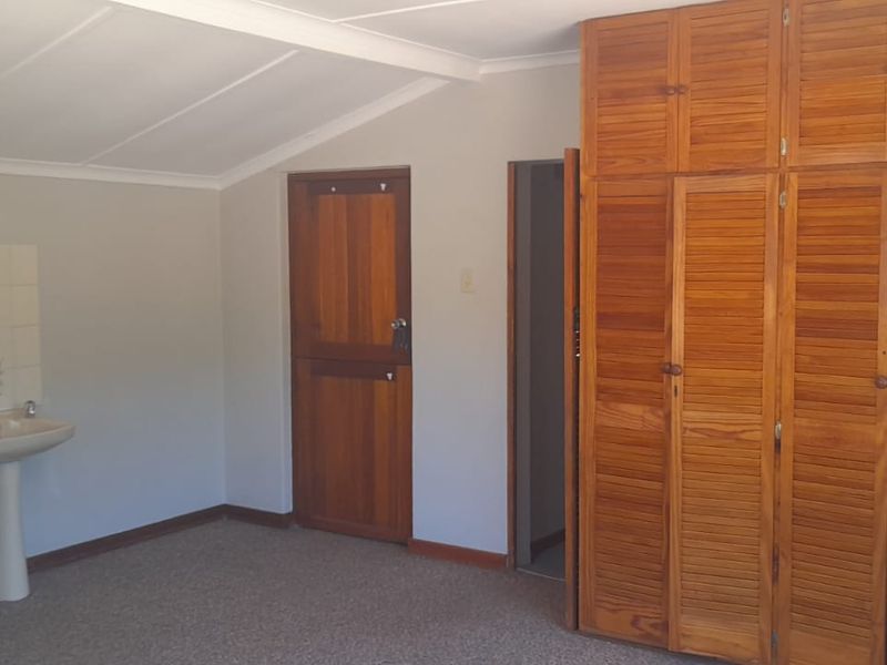 Perfect Located in Oudtshoorn North Family Home Well Priced - Photo 8