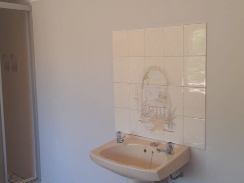 Perfect Located in Oudtshoorn North Family Home Well Priced - Photo 7