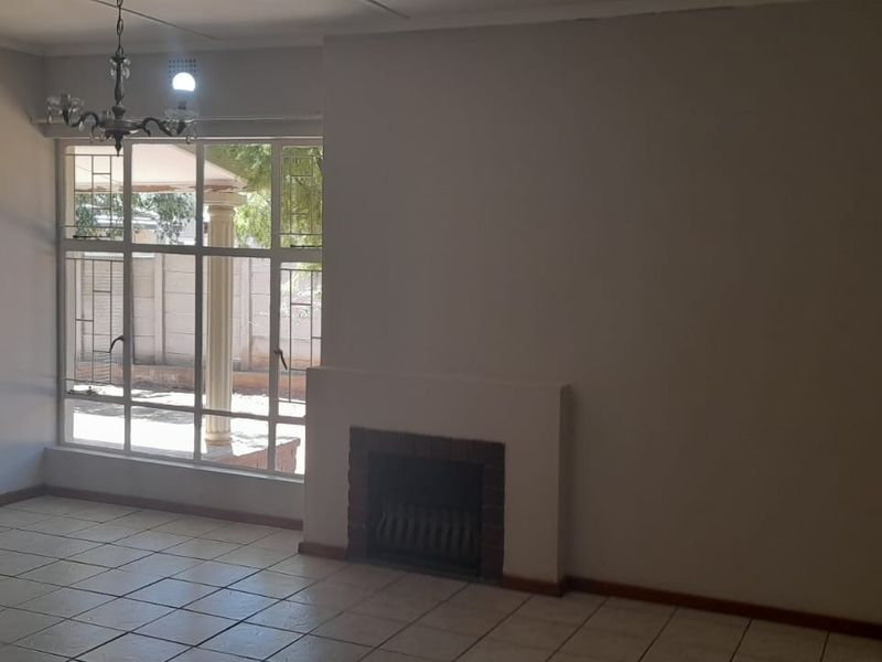 Perfect Located in Oudtshoorn North Family Home Well Priced - Photo 3