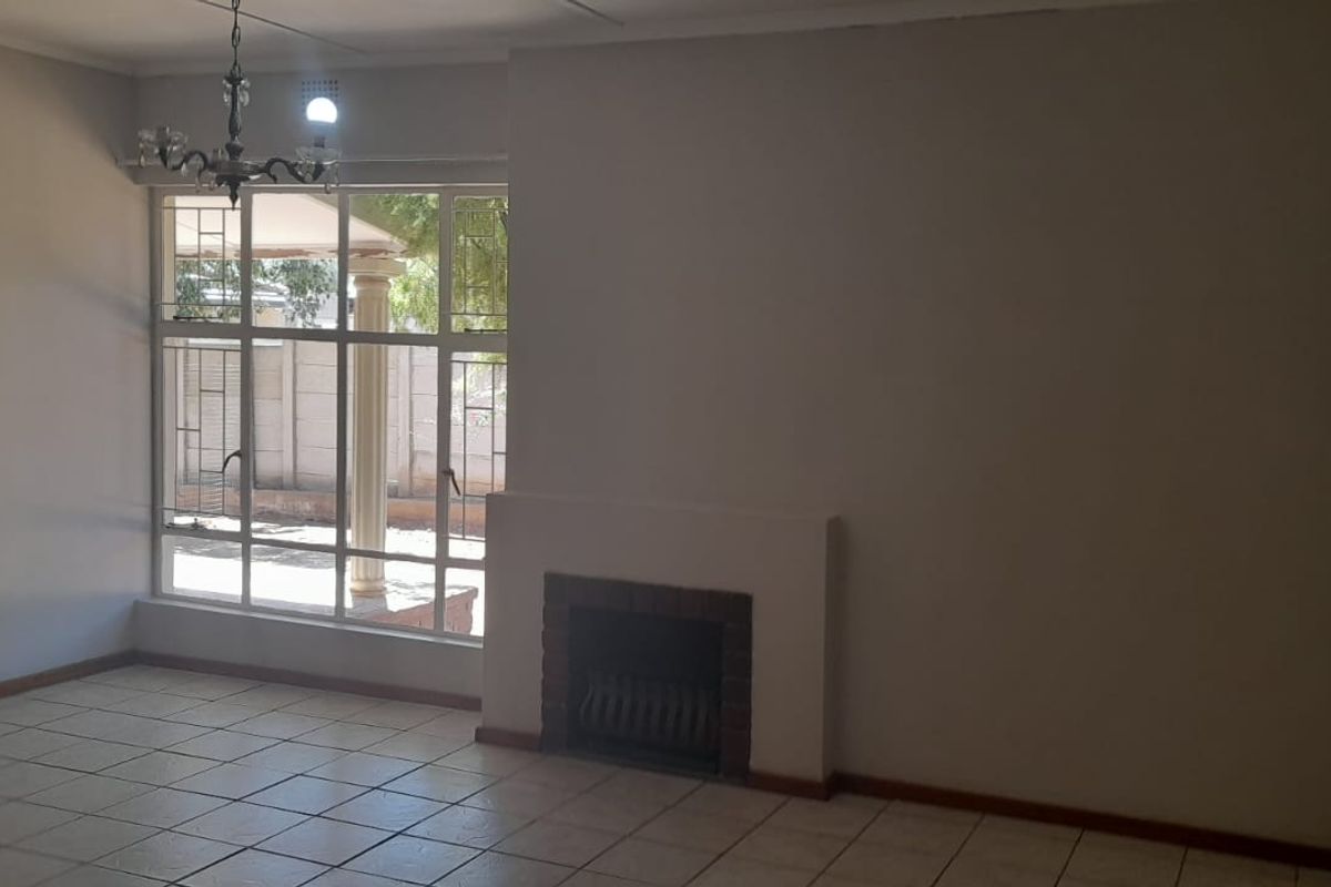 Perfect Located in Oudtshoorn North Family Home Well Priced - Photo 3