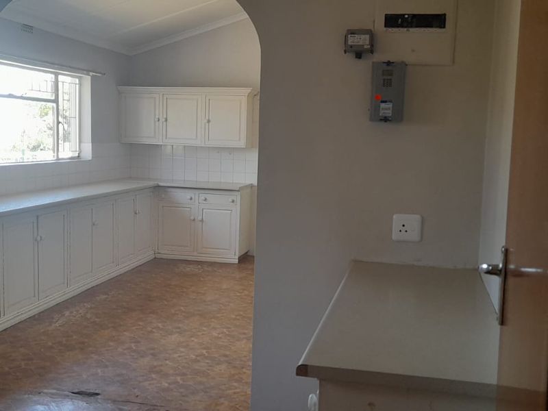 Perfect Located in Oudtshoorn North Family Home Well Priced - Photo 4