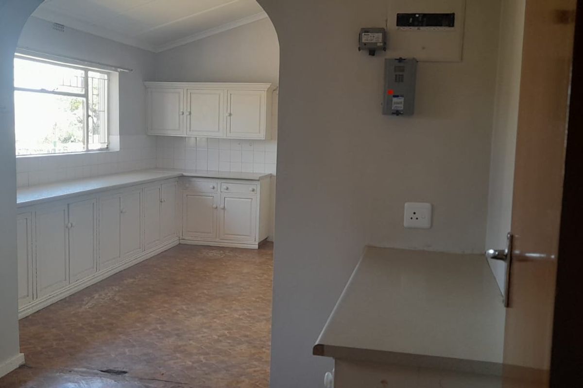 Perfect Located in Oudtshoorn North Family Home Well Priced - Photo 4