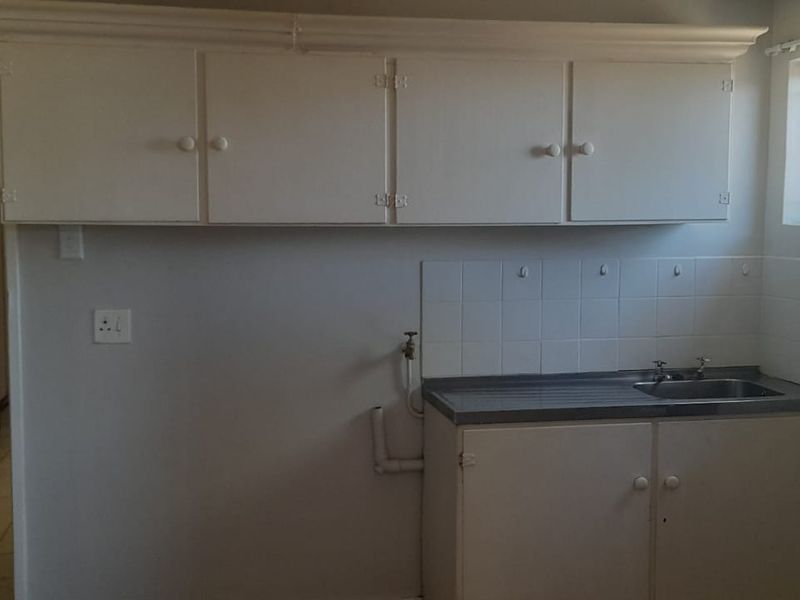 Perfect Located in Oudtshoorn North Family Home Well Priced - Photo 5