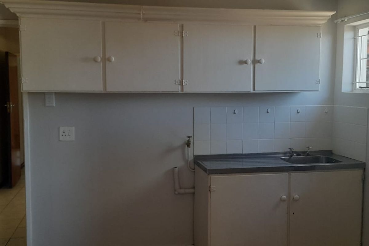 Perfect Located in Oudtshoorn North Family Home Well Priced - Photo 5