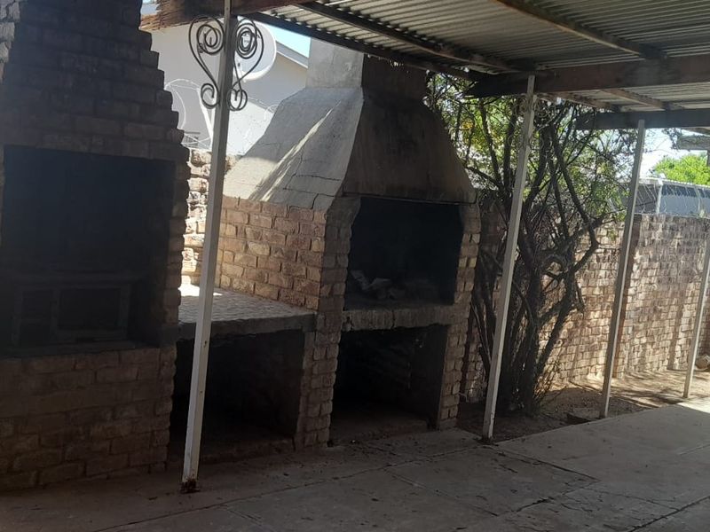 Perfect Located in Oudtshoorn North Family Home Well Priced - Photo 6