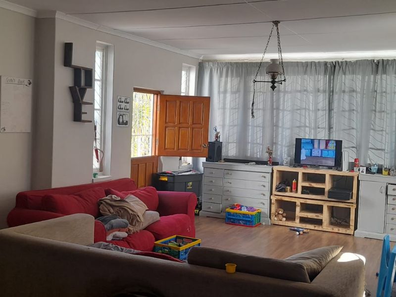 Karoo Style Home with Lovely Succulent Garden and Pond - Photo 3