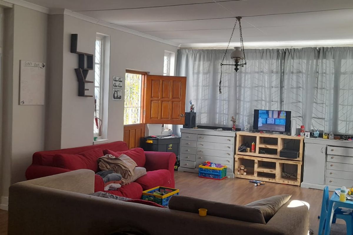 Karoo Style Home with Lovely Succulent Garden and Pond - Photo 3