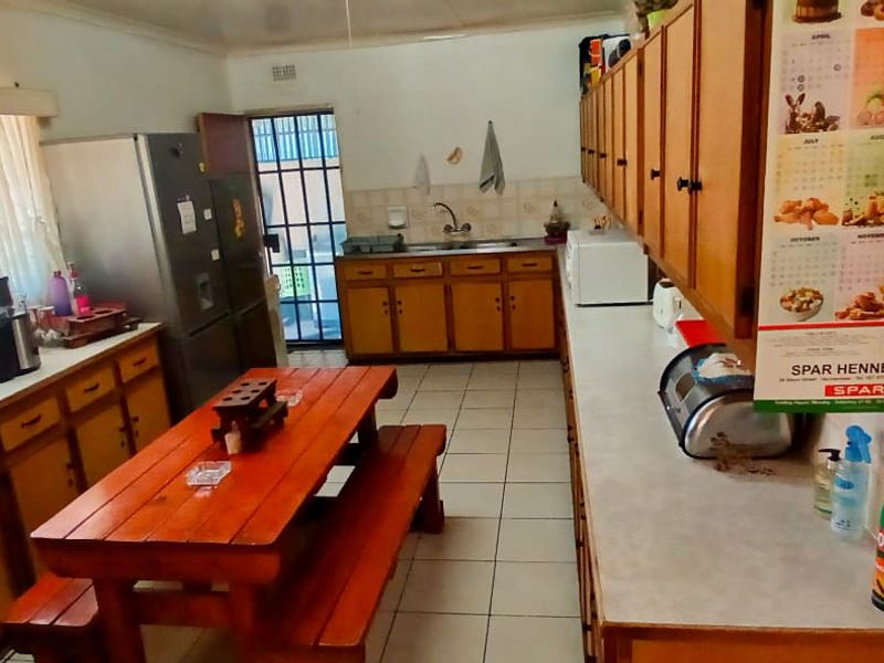 Two Homes, One price - Stunning Granny Flat included.. - Photo 8