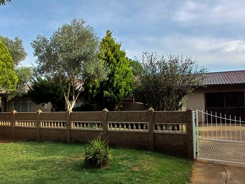 Two Homes, One price - Stunning Granny Flat included.. - Photo 3