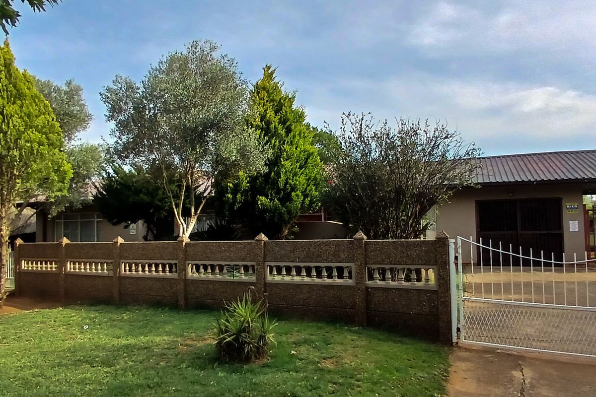 Two Homes, One price - Stunning Granny Flat included.. - Photo 3