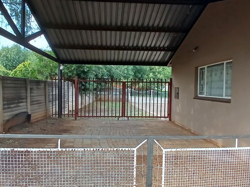 Two Homes, One price - Stunning Granny Flat included.. - Photo 5