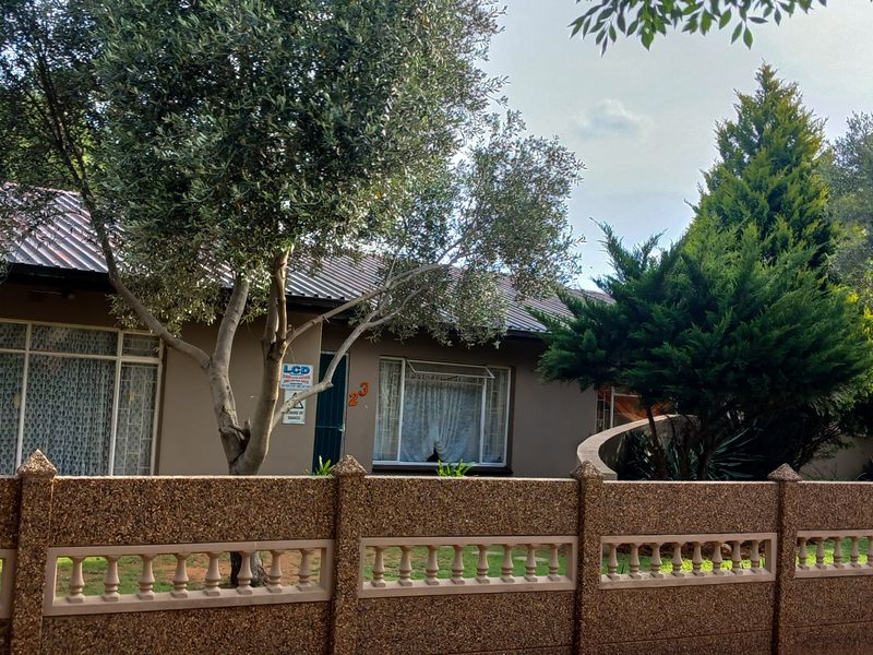 Two Homes, One price - Stunning Granny Flat included.. - Photo 2