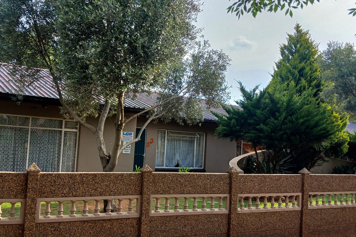 Two Homes, One price - Stunning Granny Flat included.. - Photo 2