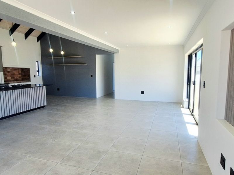 A Newly Built Family Home in Country Club - Photo 5