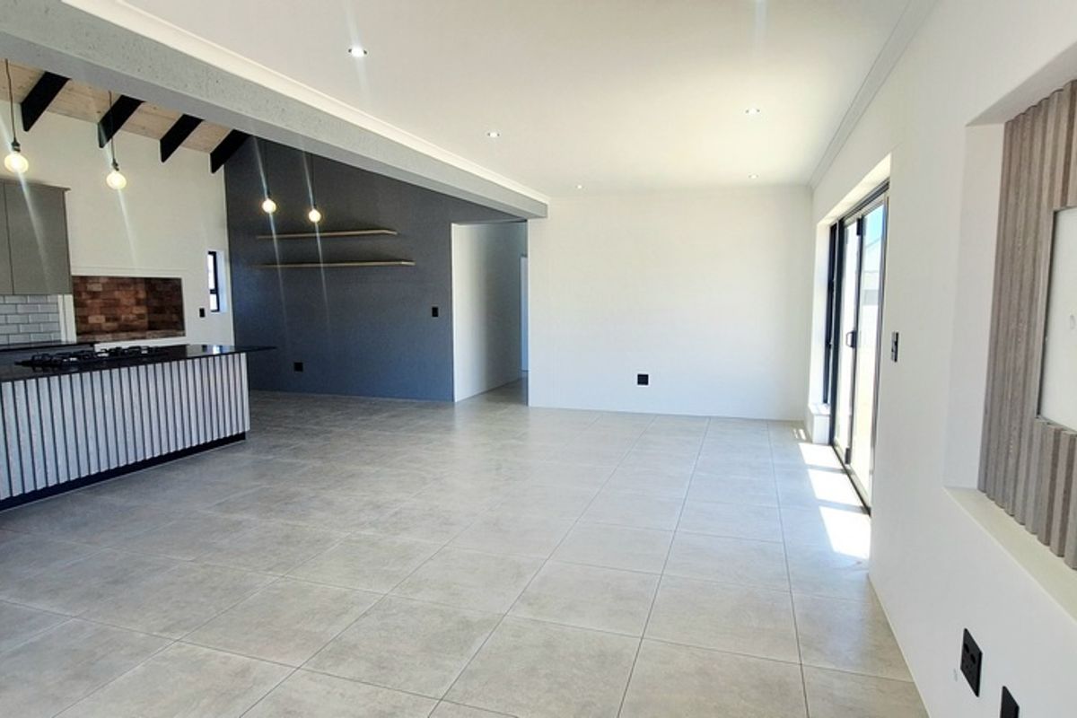 A Newly Built Family Home in Country Club - Photo 5