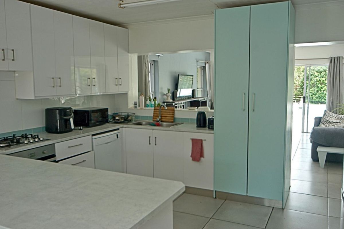Western Sandbaai Home on a Large Plot, Within Walking Distance of the Beach - Photo 5