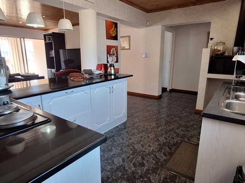 Priced to sell home in Country Club - Photo 10