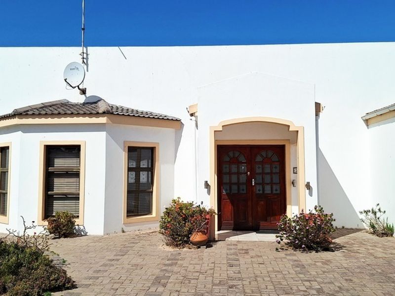 Large plot potential with 3 Bedroom Home in Country Club - Photo 4