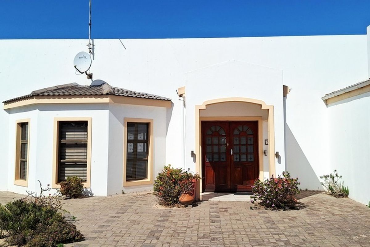 Large plot potential with 3 Bedroom Home in Country Club - Photo 4