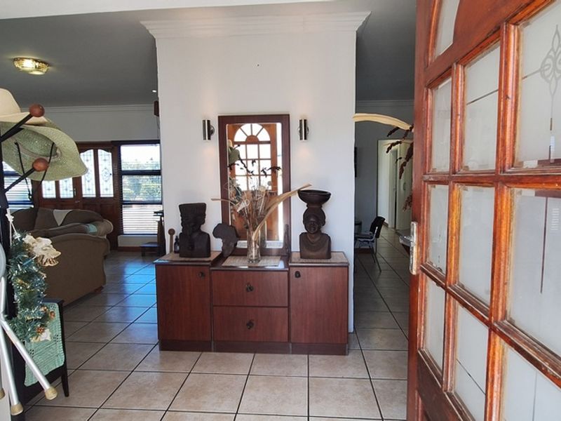 Large plot potential with 3 Bedroom Home in Country Club - Photo 3