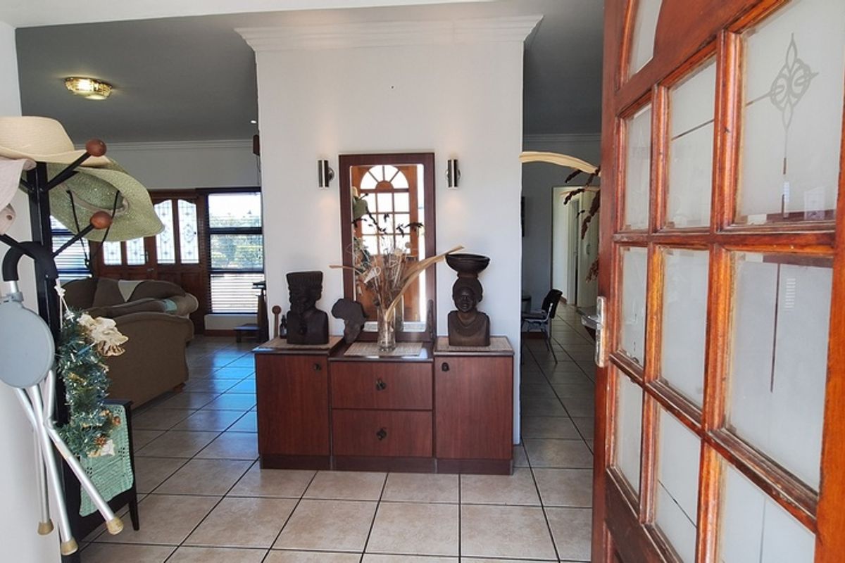 Large plot potential with 3 Bedroom Home in Country Club - Photo 3