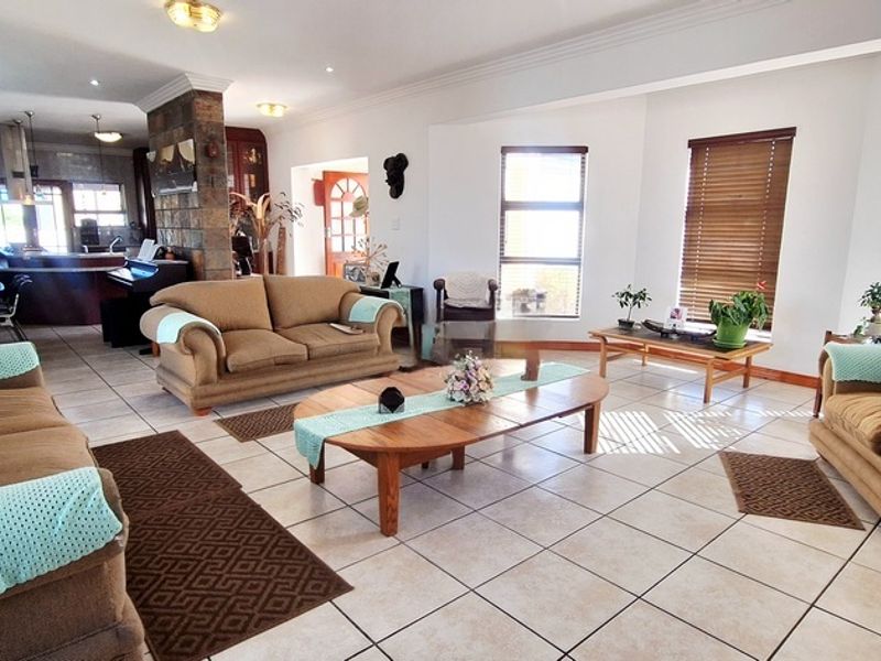 Large plot potential with 3 Bedroom Home in Country Club - Photo 6