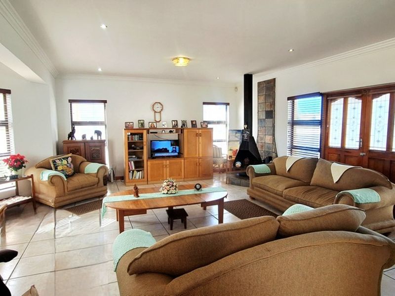 Large plot potential with 3 Bedroom Home in Country Club - Photo 5