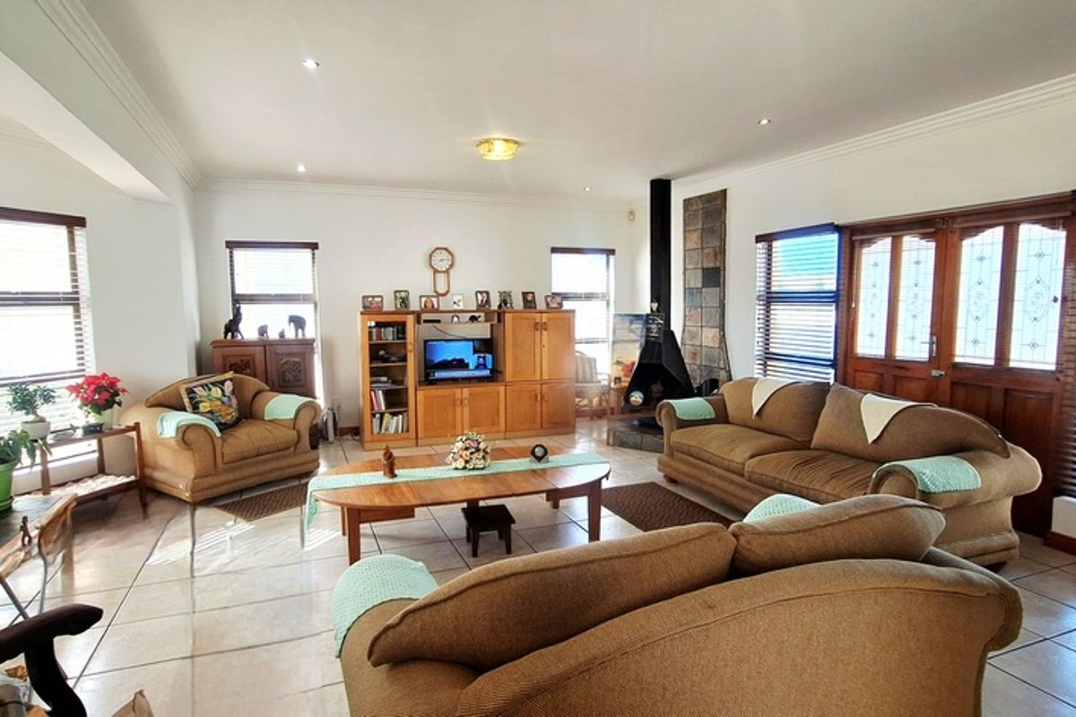 Large plot potential with 3 Bedroom Home in Country Club - Photo 5