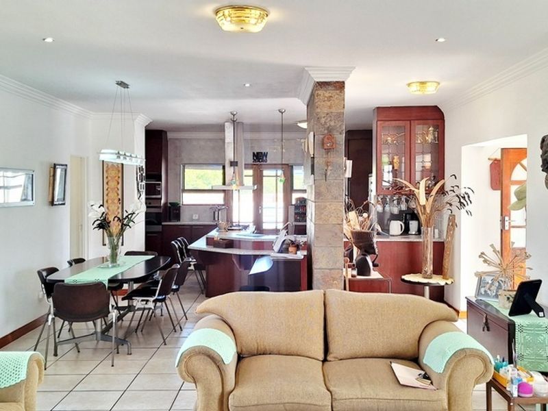 Large plot potential with 3 Bedroom Home in Country Club - Photo 9