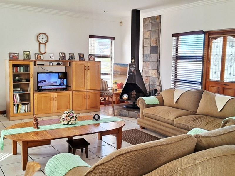 Large plot potential with 3 Bedroom Home in Country Club - Photo 8