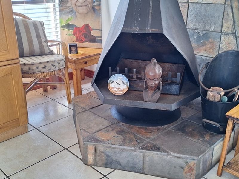 Large plot potential with 3 Bedroom Home in Country Club - Photo 7