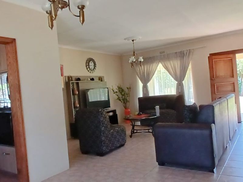 Super neat 3-bedroom family home in a sought-after area of Hennenman. - Photo 7