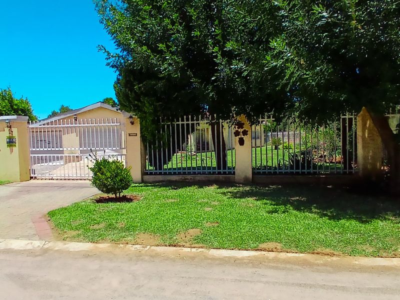 Super neat 3-bedroom family home in a sought-after area of Hennenman. - Photo 6