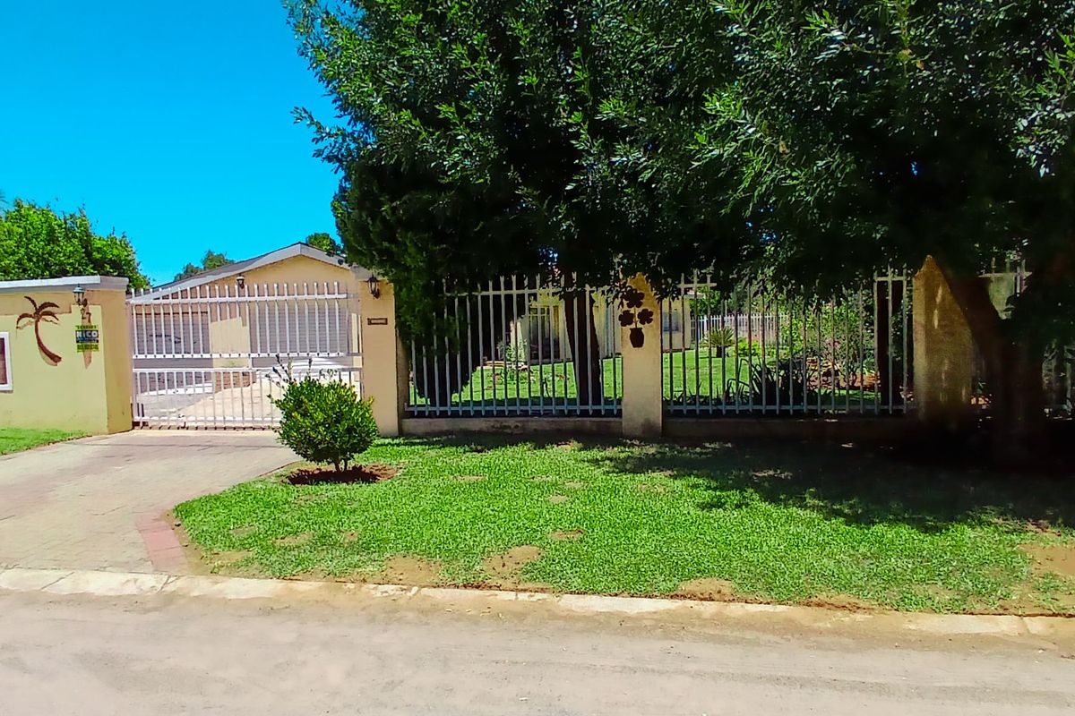 Super neat 3-bedroom family home in a sought-after area of Hennenman. - Photo 3