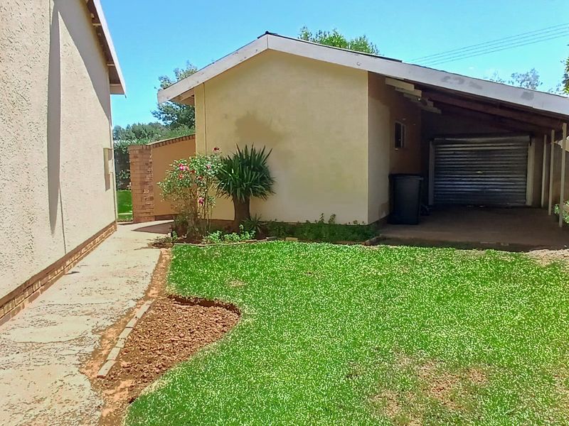 Super neat 3-bedroom family home in a sought-after area of Hennenman. - Photo 5