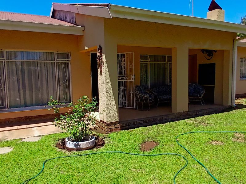 Super neat 3-bedroom family home in a sought-after area of Hennenman. - Photo 4