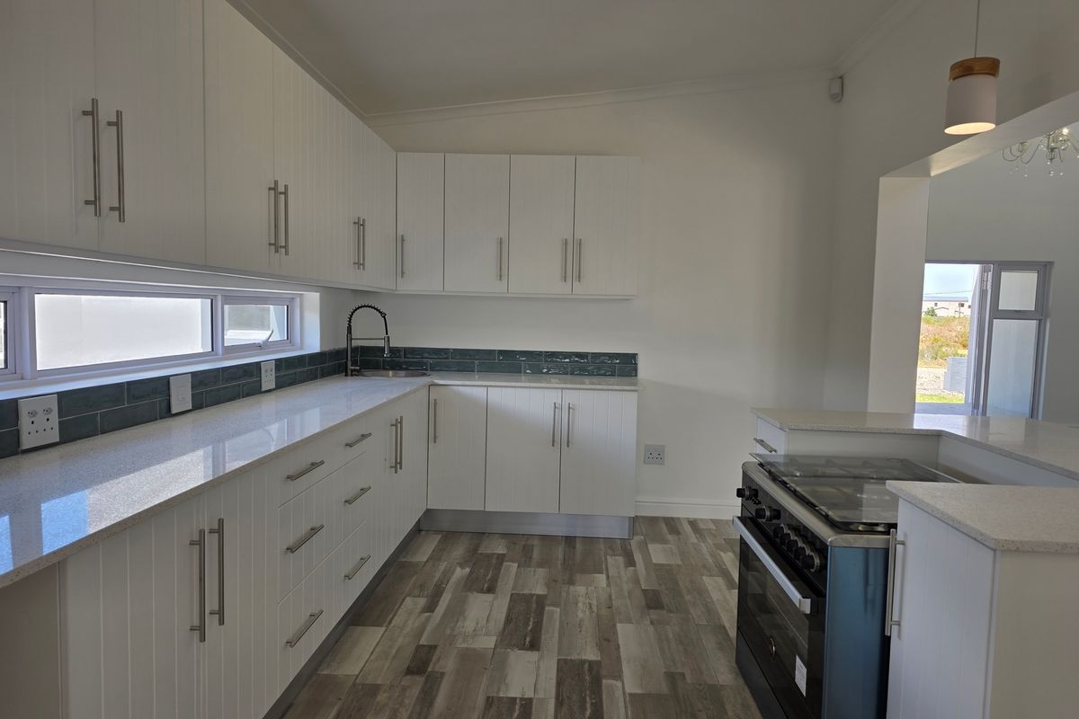 Modern Newly Built with Extras for Sale in Betty's Bay - Photo 4