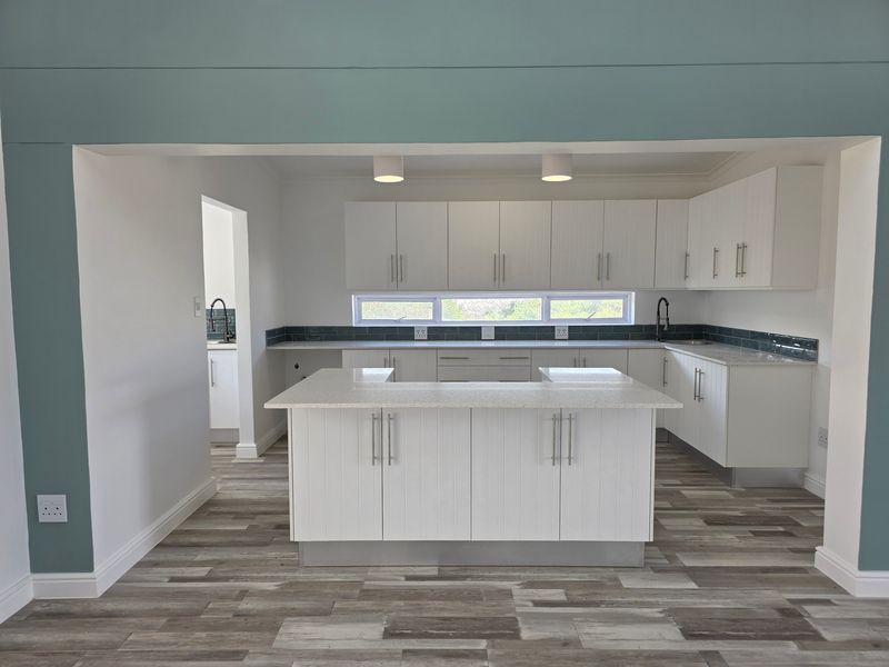 Modern Newly Built with Extras for Sale in Betty's Bay - Photo 3