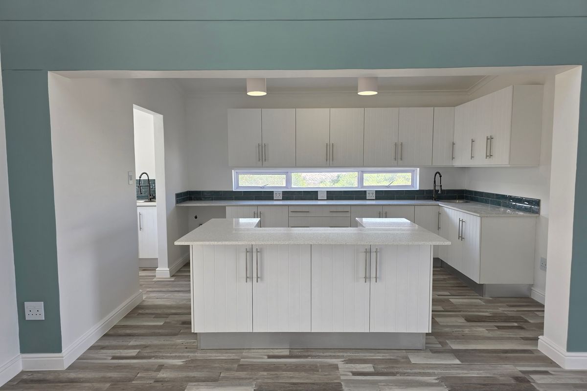 Modern Newly Built with Extras for Sale in Betty's Bay - Photo 3