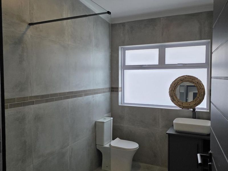 Modern Newly Built with Extras for Sale in Betty's Bay - Photo 10