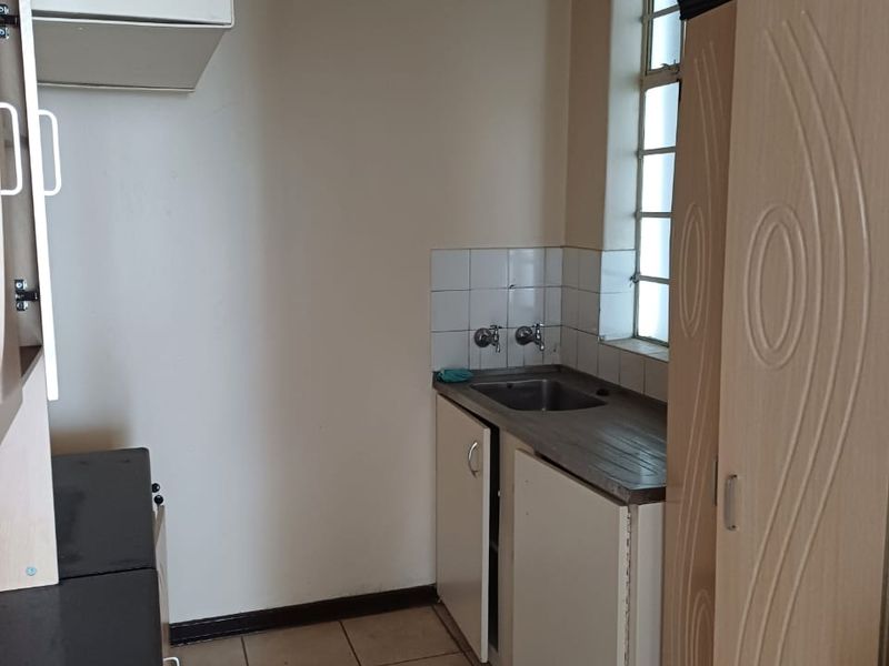 Two Bedroom Flat Close to UJ, opposite Shoprite Mall - Photo 2