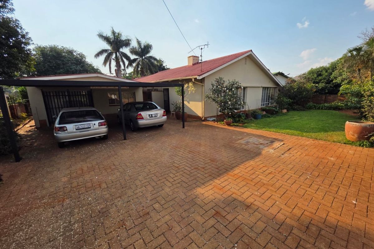 Spacious Family Home with Separate Flatlet and Excellent Extras - Photo 2