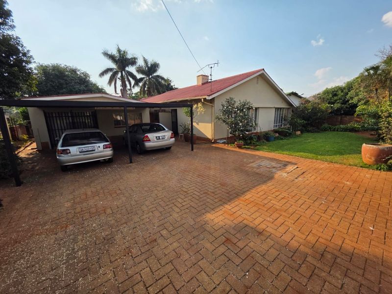 Spacious Family Home with Separate Flatlet and Excellent Extras - Photo 2