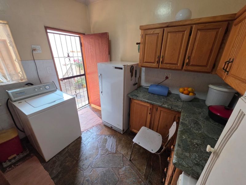 Spacious Family Home with Separate Flatlet and Excellent Extras - Photo 10
