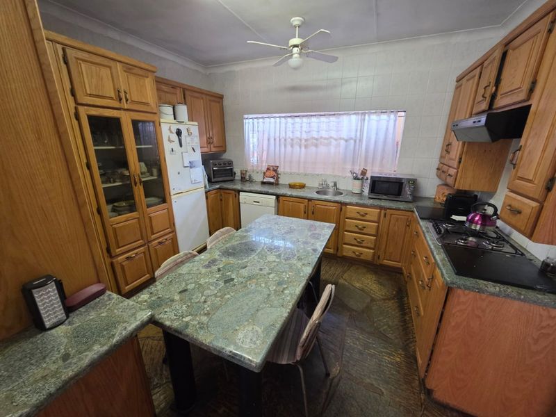 Spacious Family Home with Separate Flatlet and Excellent Extras - Photo 9