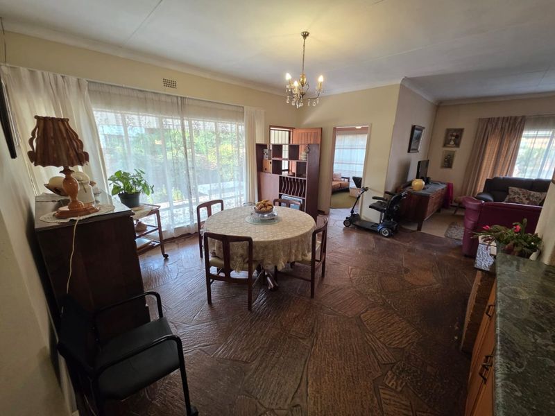 Spacious Family Home with Separate Flatlet and Excellent Extras - Photo 6