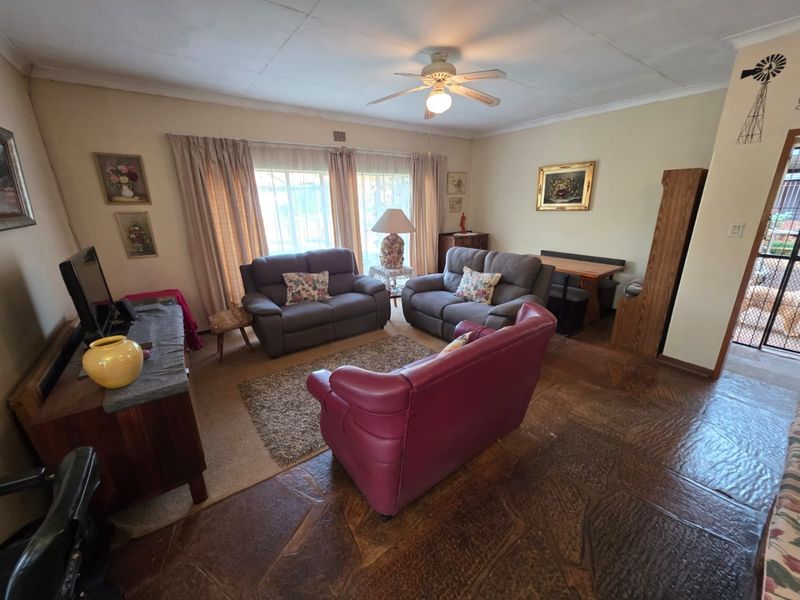 Spacious Family Home with Separate Flatlet and Excellent Extras - Photo 3